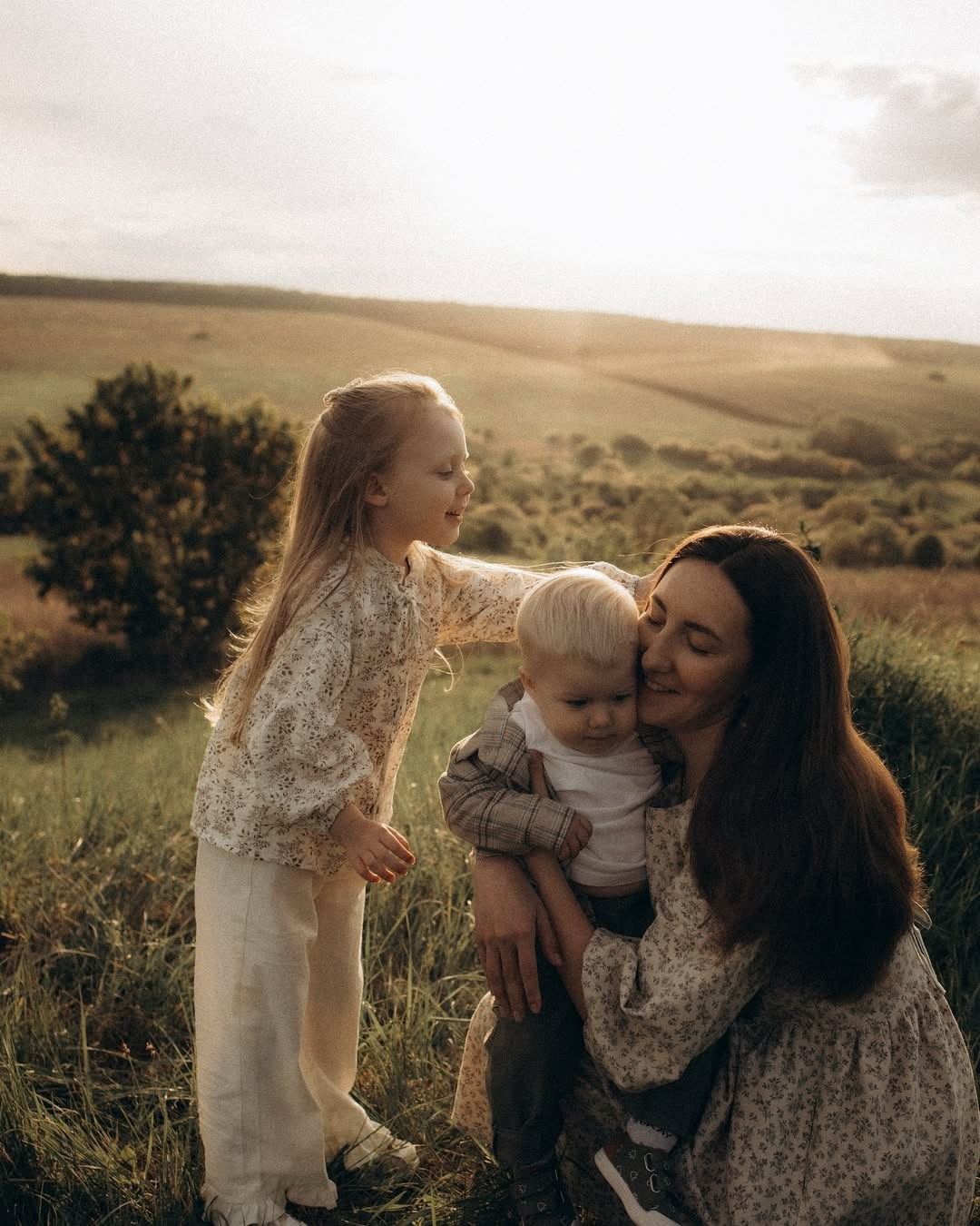 Мама с детьми / поле