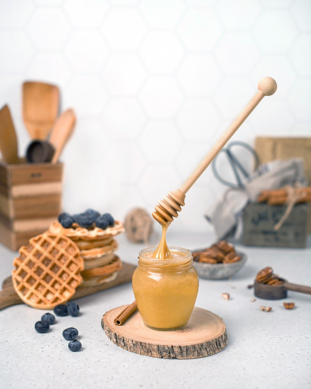 Кадр меда для маркетплейсов Ozon и Wildberries с парящей ложкой