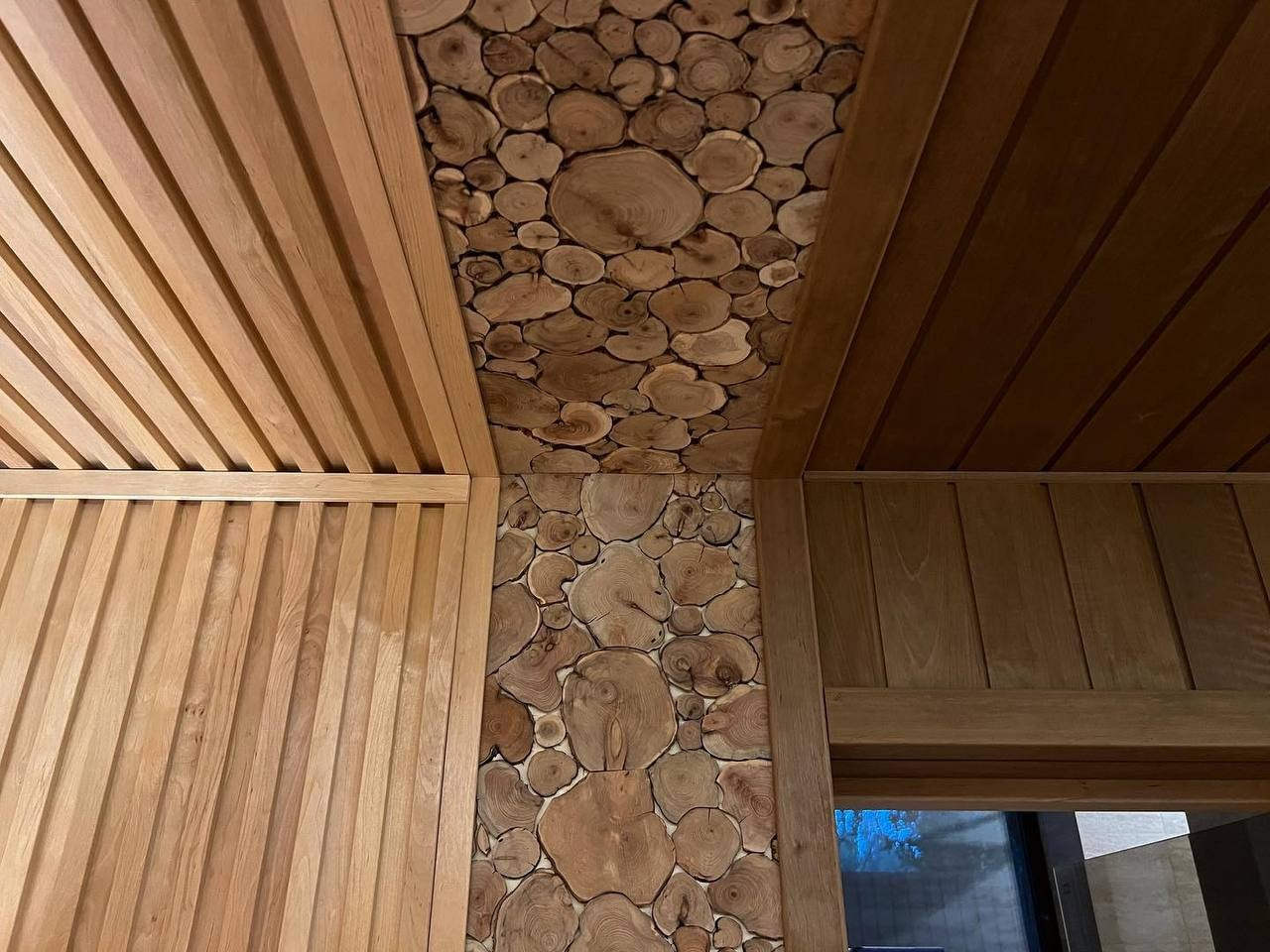 Уникальная парная в Юкках с огромным 3D панно из дикорастущего тика. Печь ручной работы и даже дровник между полками. SaunaTopMasters