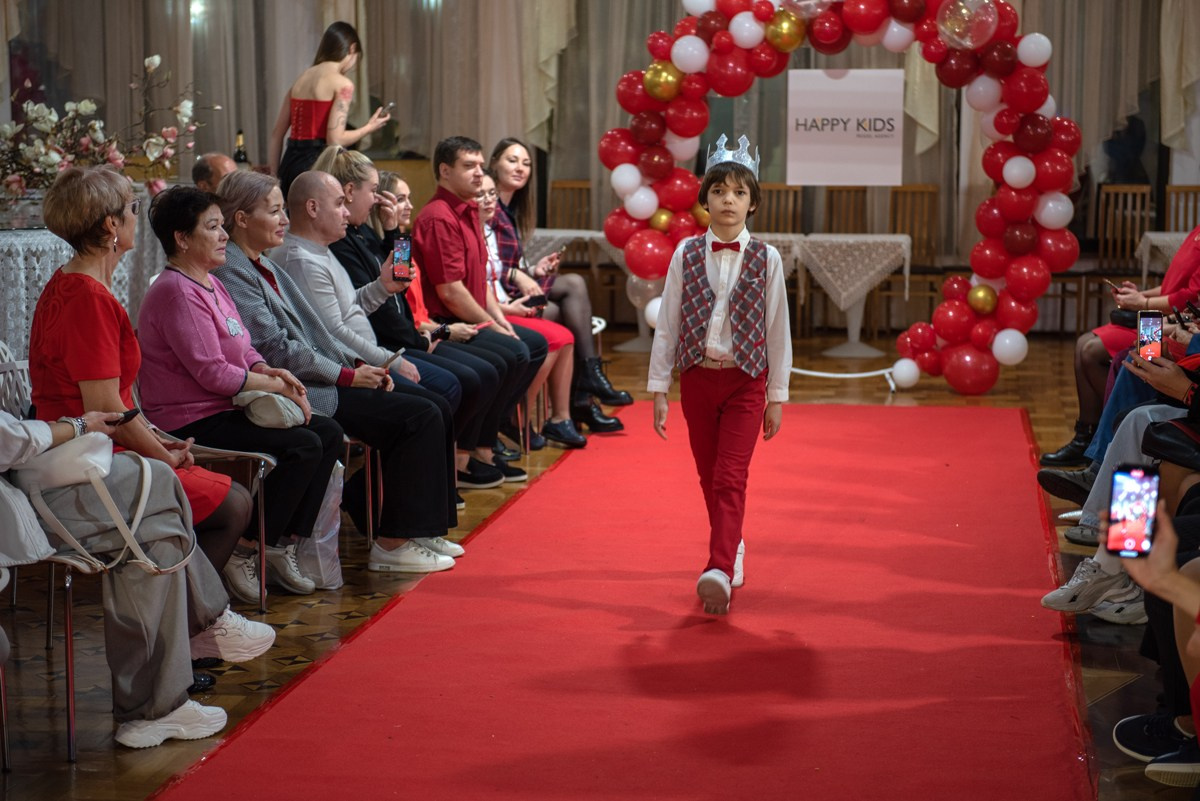 Выпускной в детской школе моделей HAPPYkids 2024. Семейный и коммерческий фотограф в Сочи Александр Бодунов