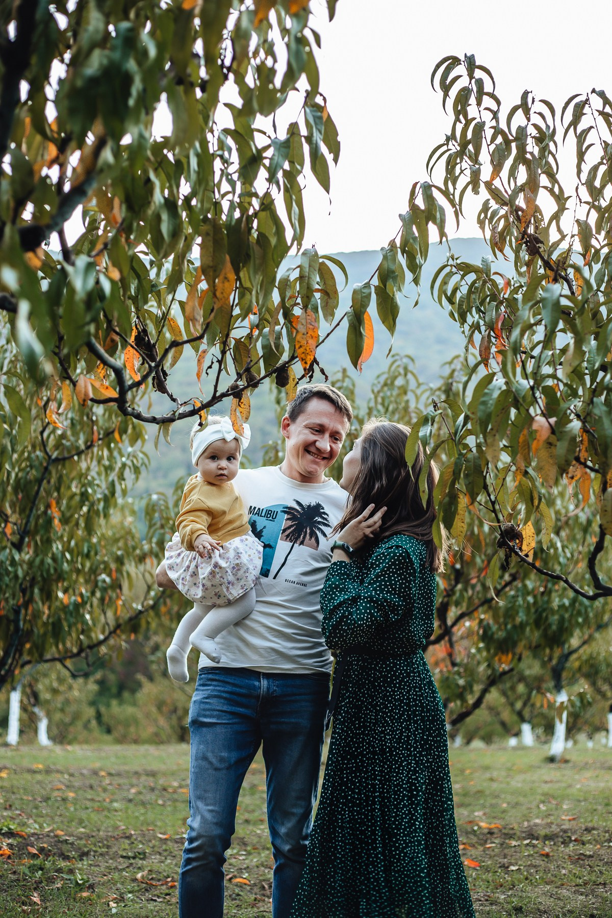 Иван, Ольга и Мира — в персиковом саду. Семейный фотограф Новороссийск, Анапа, Геленджик — Юлия Давыдова