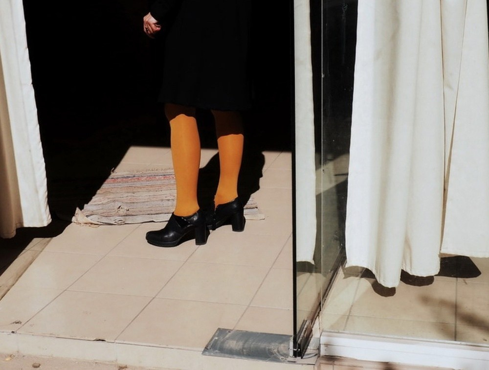 стрит-фотография Марии Спирополу с контрастным солнечным светом и тенями