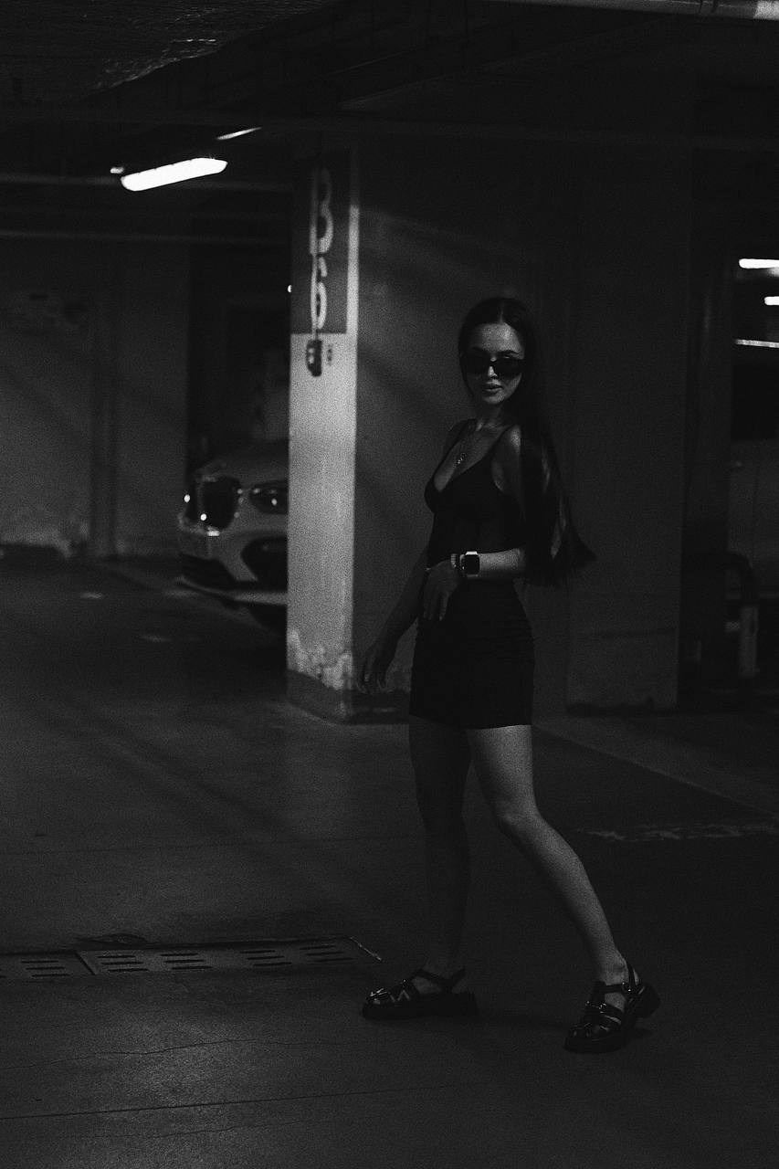 Анастасия и Виктория. Парковка. Фотограф Пирумян Анна. г. Сургут, г. Воронеж