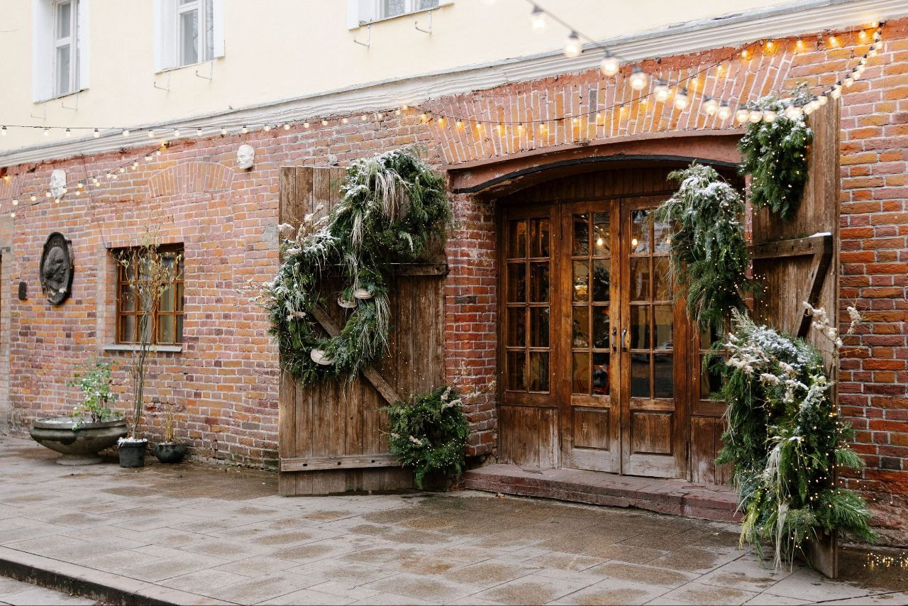 Украшение входной группы венками из натуральной хвои