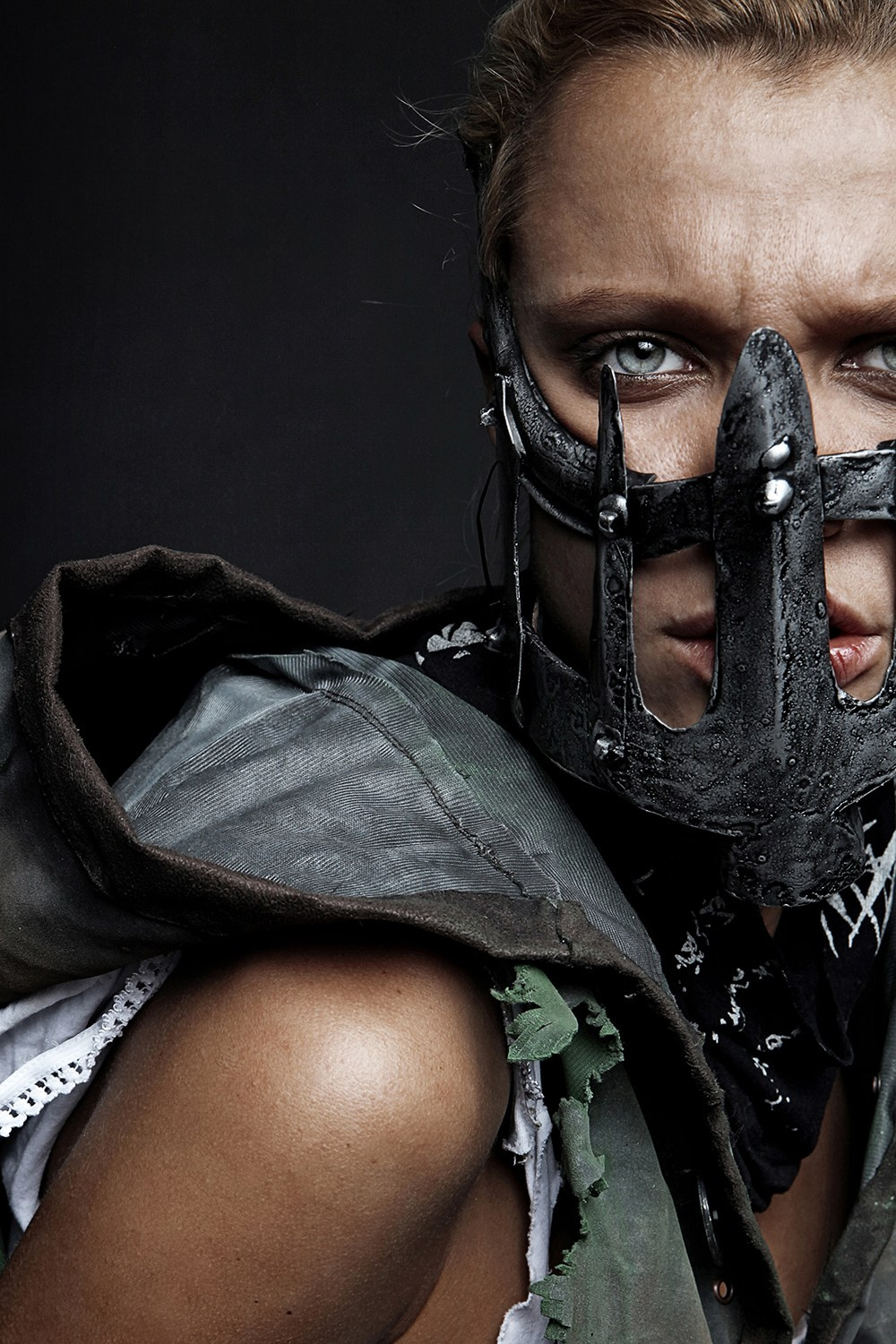 Съемка перед выходом игры  "MAD MAX", использовались костюмы и  машина которые затем  появились на стенде  игры.