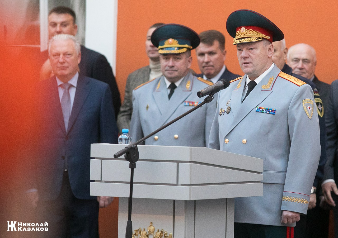 Алексей Серко приветствует воспитанников кадетских классов МЧС во время торжественного посвящения в кадеты в Атриуме Петропавловской крепости 