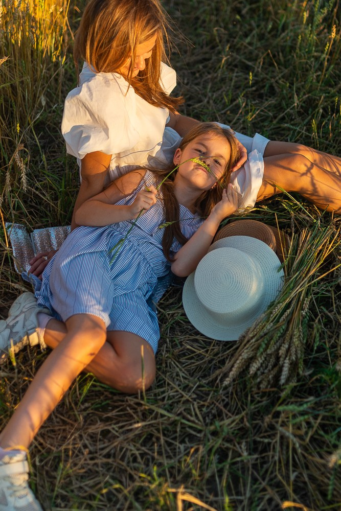 Поле, закат и наши улыбки. Фотограф Мария Ковкова