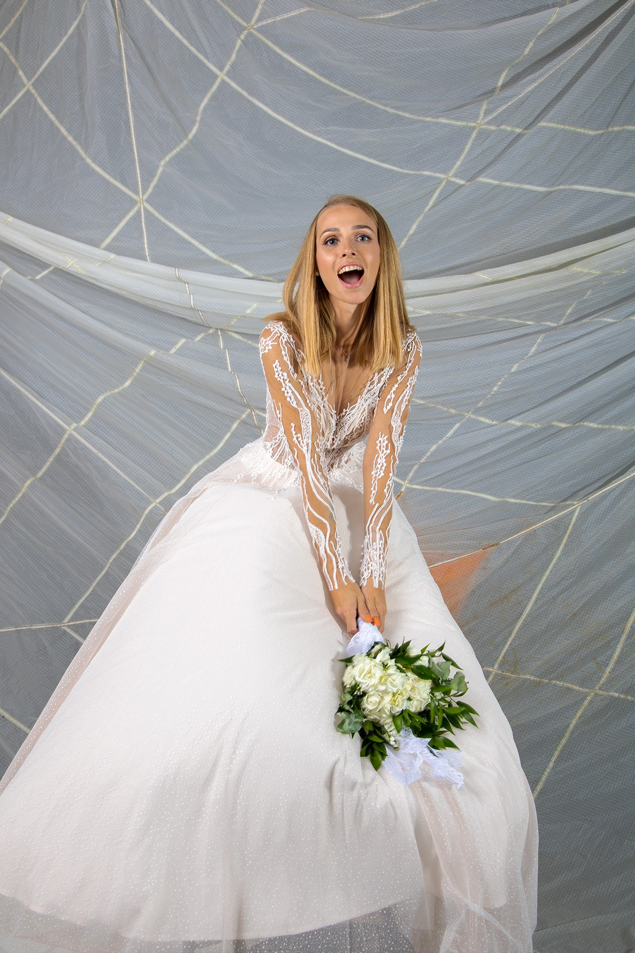 Свадьба Кемерово невеста с букетом в руках эмоции зайди парашют