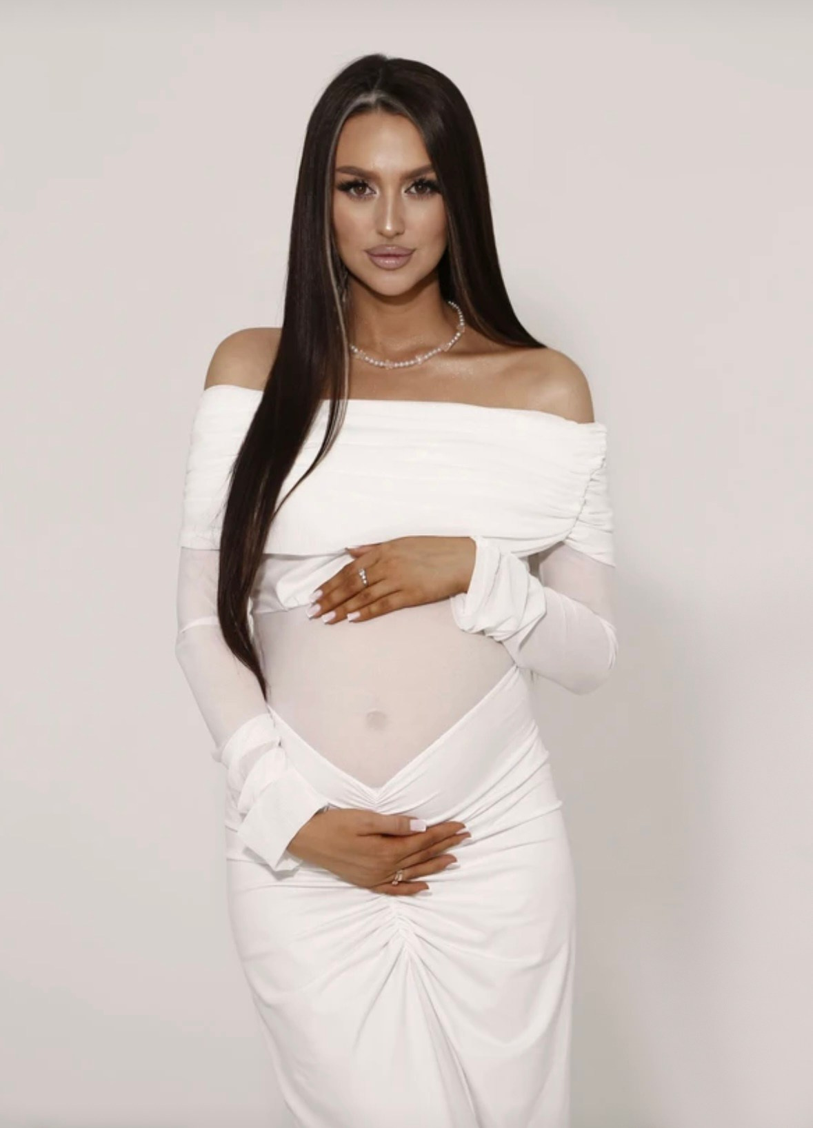 Белое платье с открытыми плечами. Профессиональный Фотограф в Казани Яна Забелина