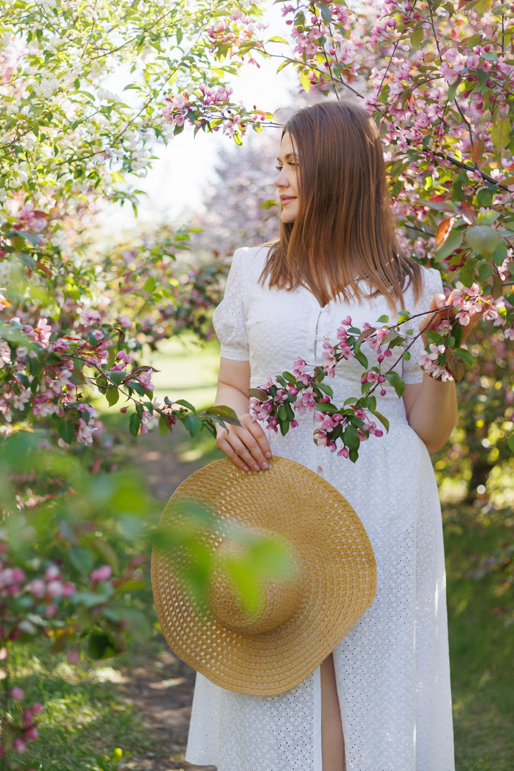 Фотосессия в цветущих яблонях. Семейный фотограф г. Тюмень