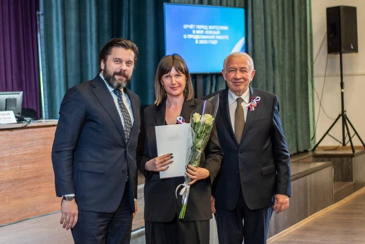 Щеголяева Анна - заместитель председателя Женсовета Южный получает награду от Михаила Ежокина - главы Домодедово.