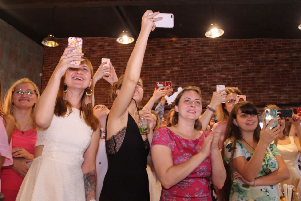 Ведущий + диджей + флейринг-шоу на выпускной вечер и другие праздники для молодёжи и подростков