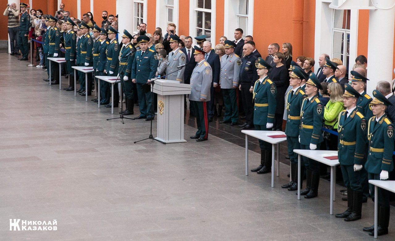 Почетные гости во время торжественного посвящения в кадеты учеников классов МЧС в Атриуме Петропавловской крепости 