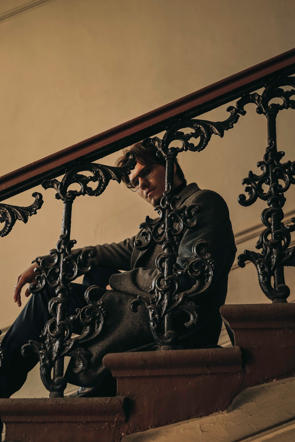 Мужская фотосессия в парадной Санкт-Петербурга. Портретный, семейный и свадебный фотограф в Санкт-Петербурге Диана Борзенко