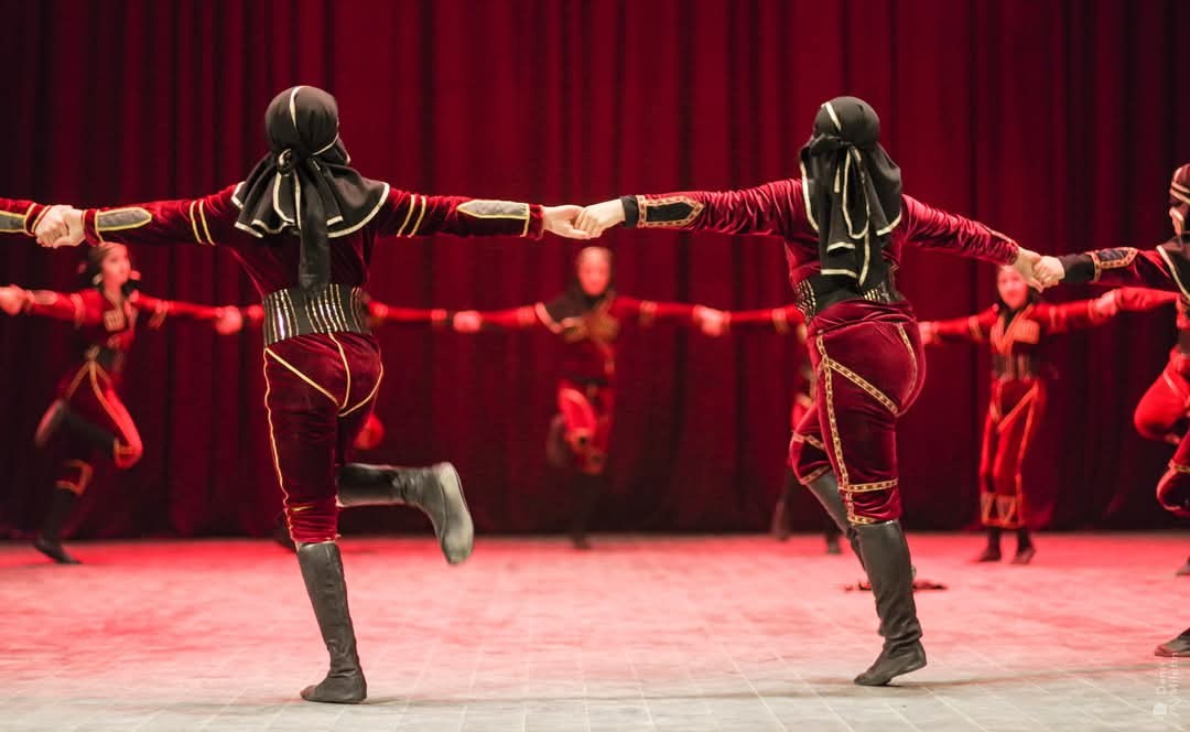 Грузинский танец. Портретный фотограф Денис Милютин