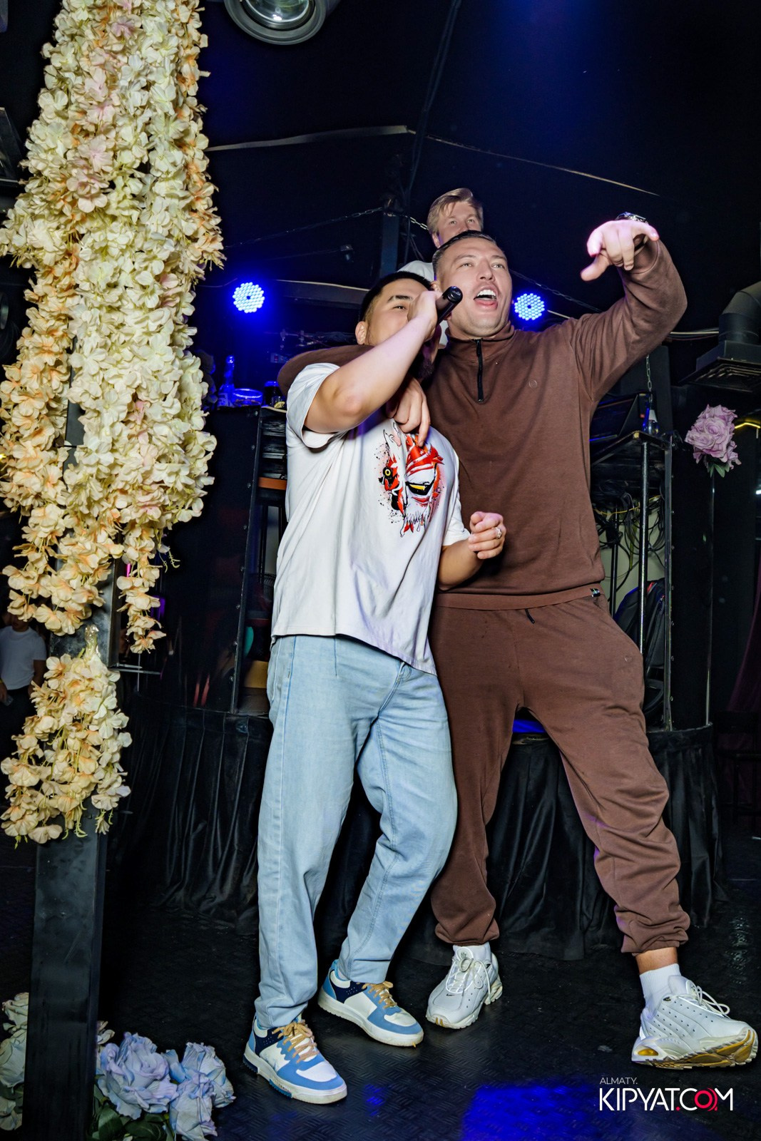 UYAT EMES BAR. КИПЯТКОМ АЛМАТЫ!