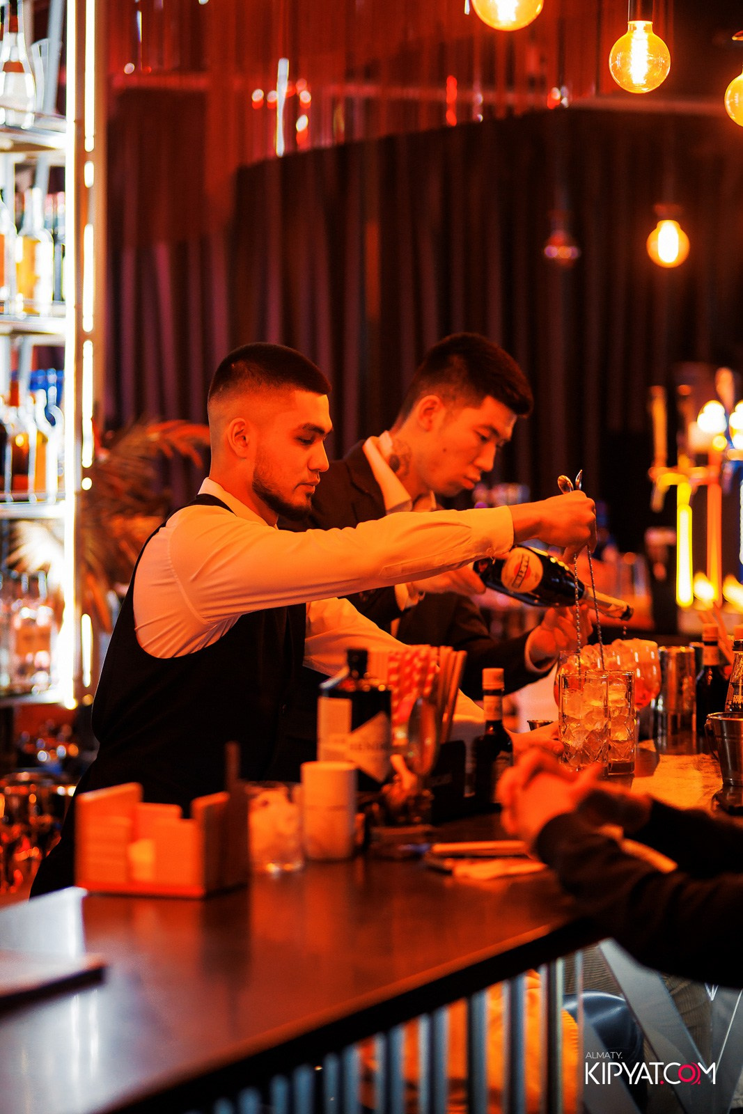 FRIENDS BAR & TERRACE. КИПЯТКОМ АЛМАТЫ!