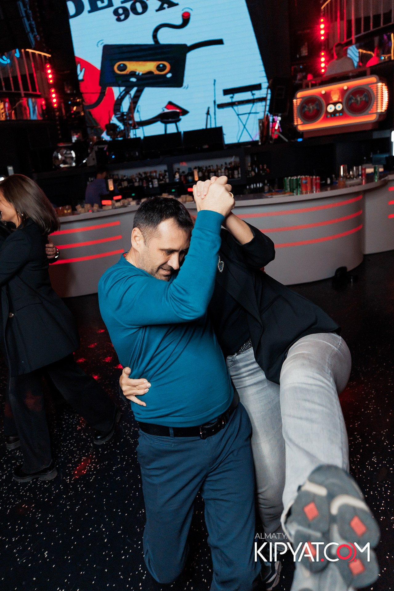 ПРЕЗЕНТАЦИЯ КНИГИ ВИКТОРА ЕЛИСЕЕВА. КИПЯТКОМ АЛМАТЫ!