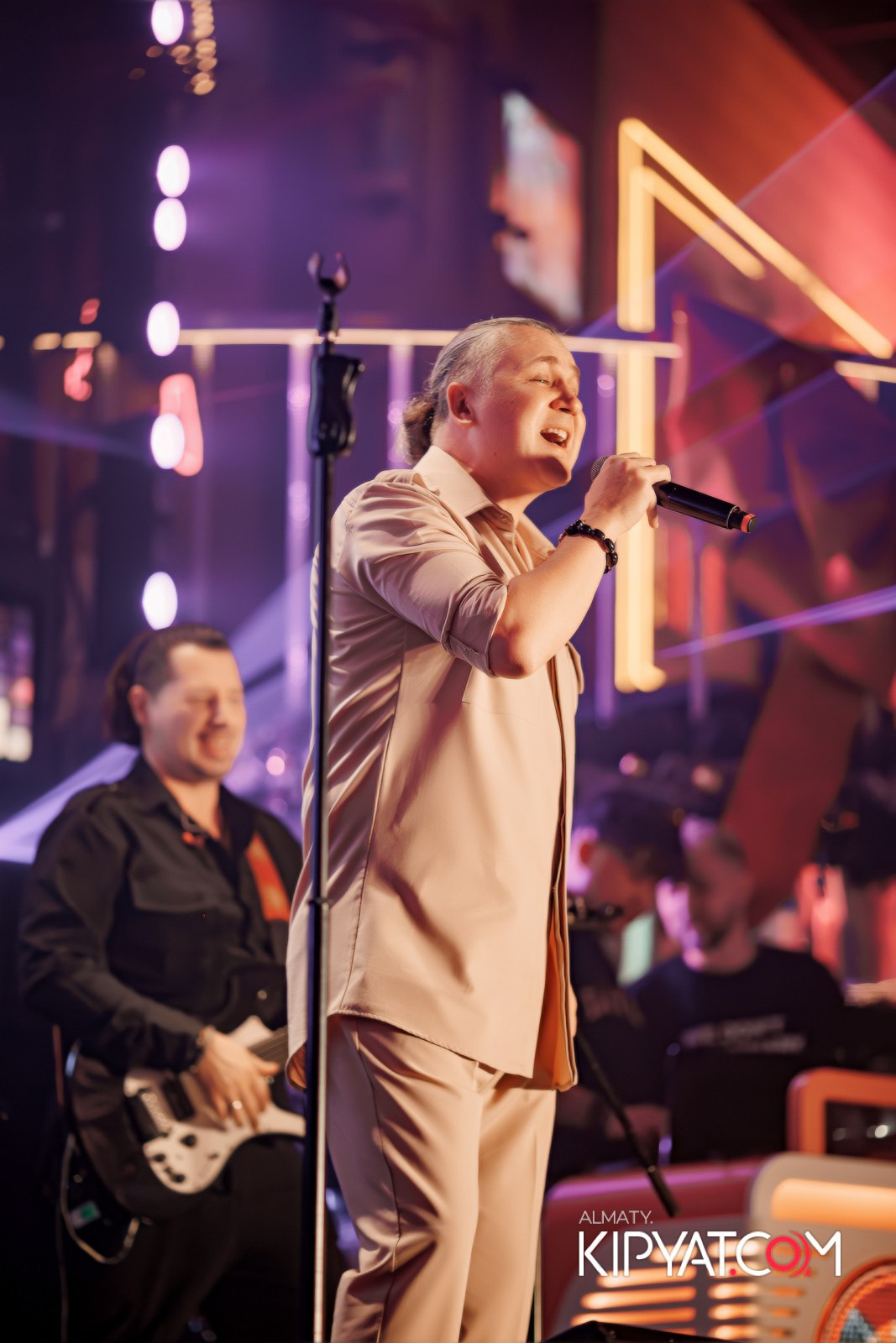 SANTA BARBARA — ПИТ ДЖЕЙСОН (ГР. ПРЕМЬЕР-МИНИСТР) И ИЛЬЯ ЗУДИН (ГР. ДИНАМИТ) НА ПРЕДНОВОГОДНЕЙ ВЕЧЕРИНКЕ. КИПЯТКОМ АЛМАТЫ!