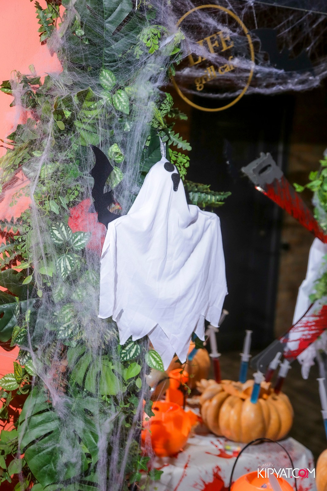 LIFE GRILL CAFE. КИПЯТКОМ АЛМАТЫ!