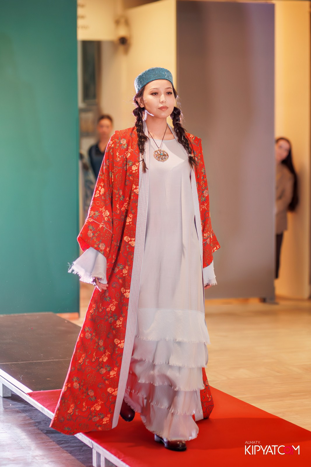 FASHION ПОКАЗ, КАЗАХСКОЙ НАЦИОНАЛЬНОЙ ОДЕЖДЫ. КИПЯТКОМ АЛМАТЫ!