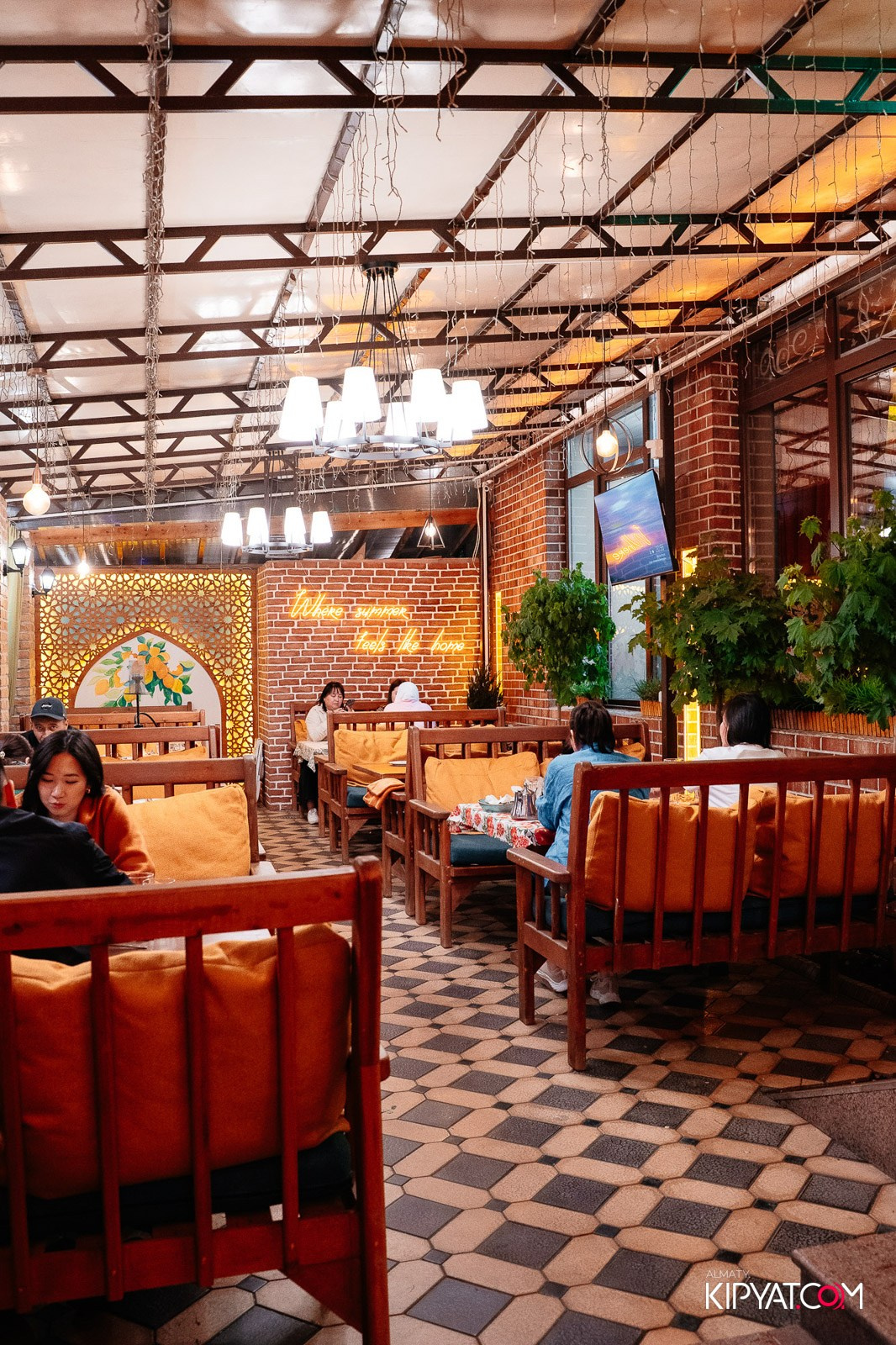 ГРУЗИНСКИЙ ДВОР НА КАБАНБАЙ БАТЫРА. КИПЯТКОМ АЛМАТЫ!