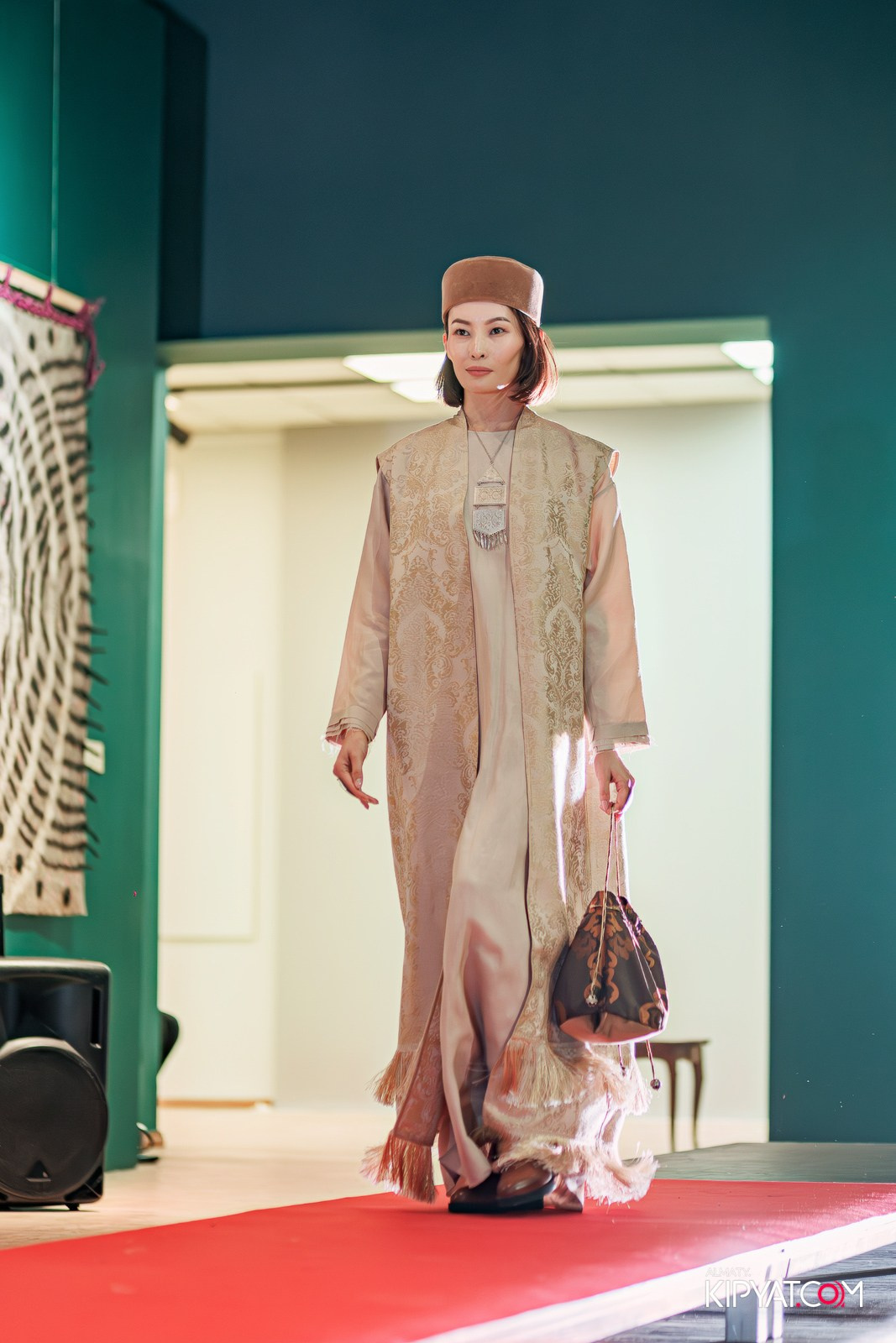 FASHION ПОКАЗ, КАЗАХСКОЙ НАЦИОНАЛЬНОЙ ОДЕЖДЫ. КИПЯТКОМ АЛМАТЫ!