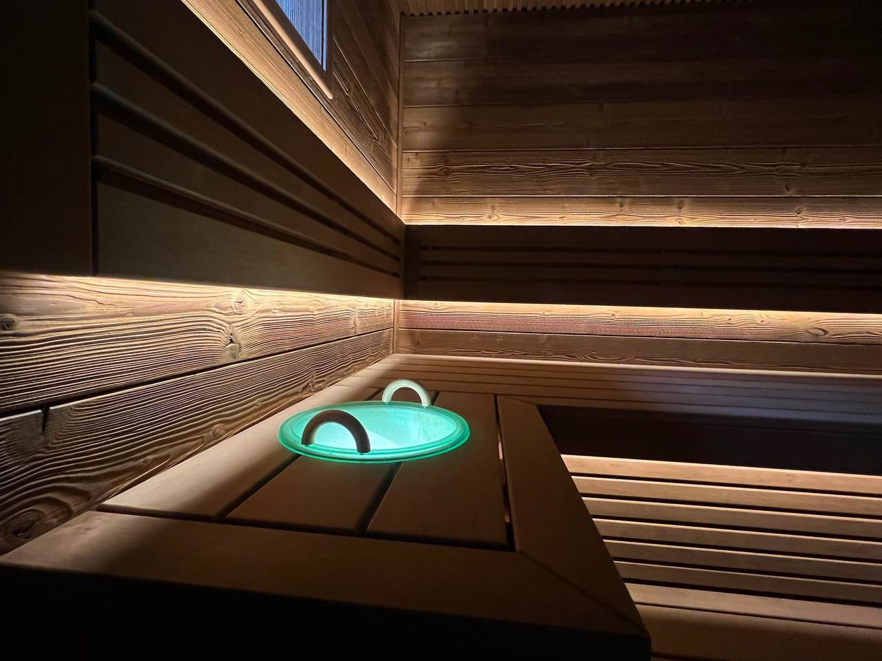 Парная в Лиикола Клаб на базе мощной печи Kastor. Отделка выполнена из брашированной доски Шале и термоольхи. SaunaTopMasters
