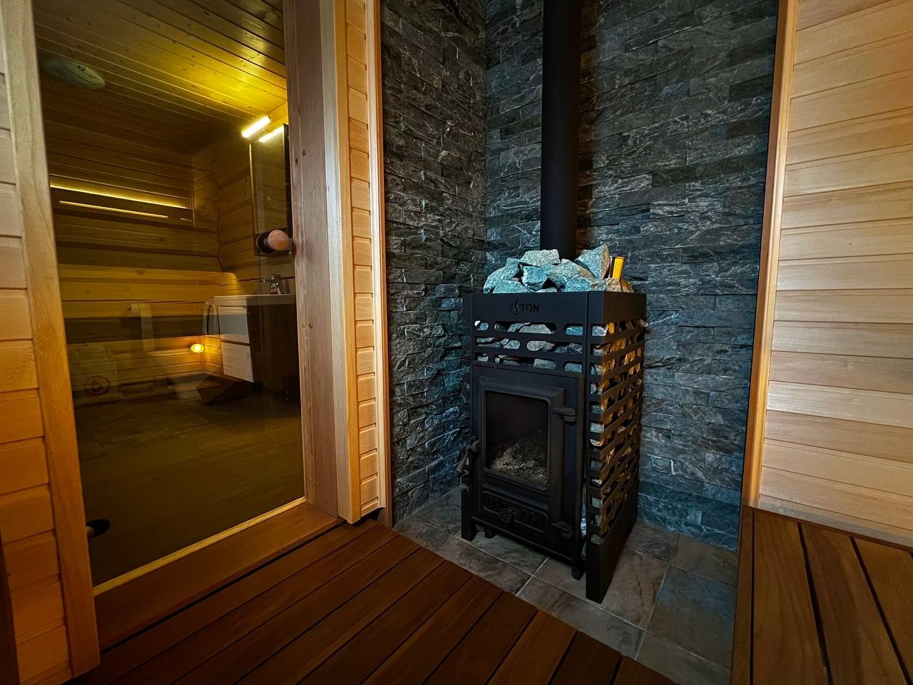 Парная в Коробицино выполнена из необычного сочетания светлой липы, термоабаши и брашированной доски Шале на потолке. SaunaTopMasters