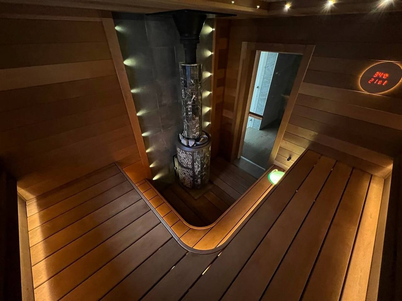 Атмосферная парная в Духанино. Атмосфера в ламелях из змеевика, ламповая печная зона. И хит сезона- термогигрометр от Cariitti. SaunaTopMasters