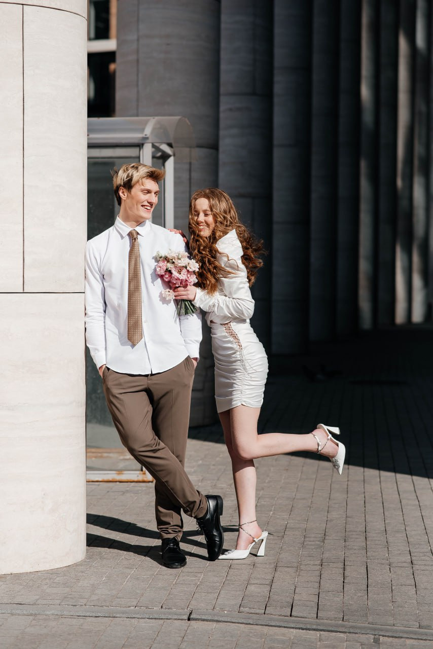 жених и невеста гуляют по клеве парку