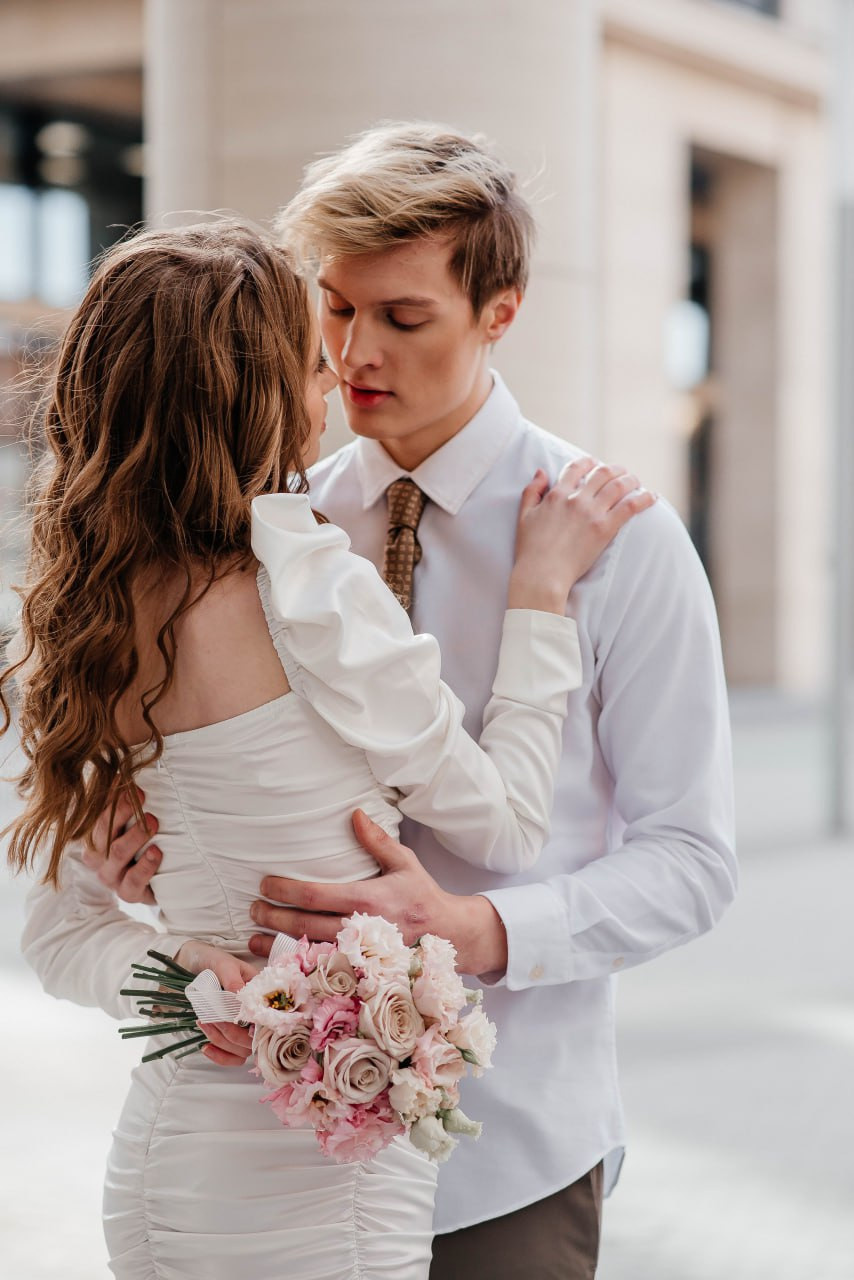 невеста смотрит на жениха перед поцелуем