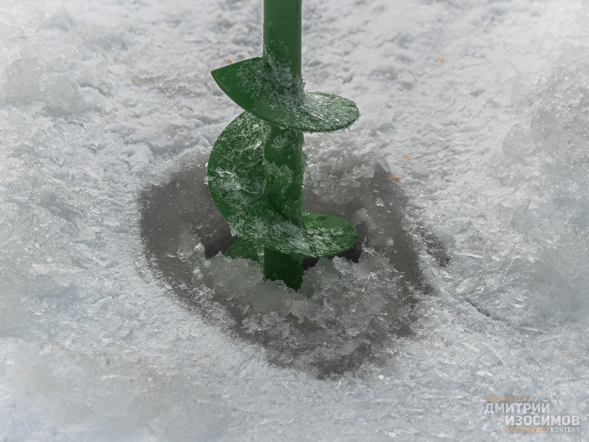 Замер льда на месте Крещенских купаний (репортаж)