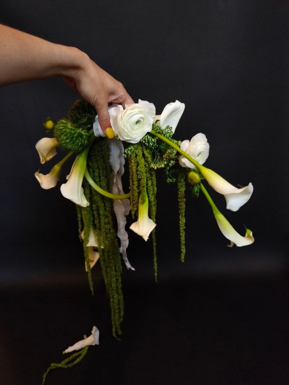 Букет невесты "сумочка", без питания в виде источника воды. Сборка из стойких, живых цветов.  Букет невесты на заказ, букет для невесты Москва, свадебный флорист, флорист на свадьбу, сборка букета на свадьбу, ручная работа, букет для невесты ручной работы, букет невесты ручной работы . бутоньерка жениха в подарок, авторский букет для невест, современный букет невесты