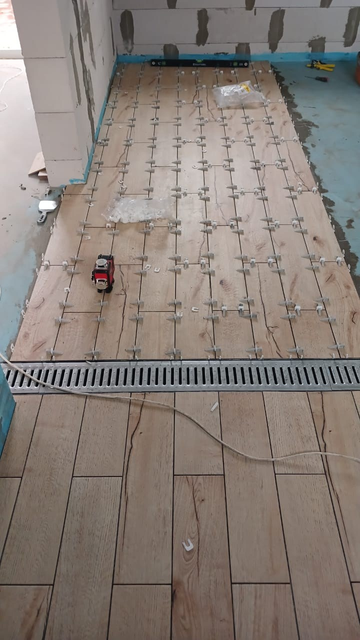 Укладка прочного и износостойкого напольного покрытия.