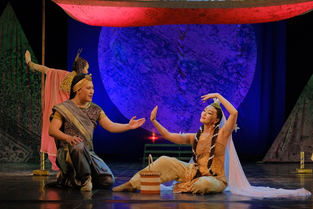 Спектакль Театра Олонхо "Сахаантала" по произведению драме Калидасы «Абхиджняна-Шакунтала». 