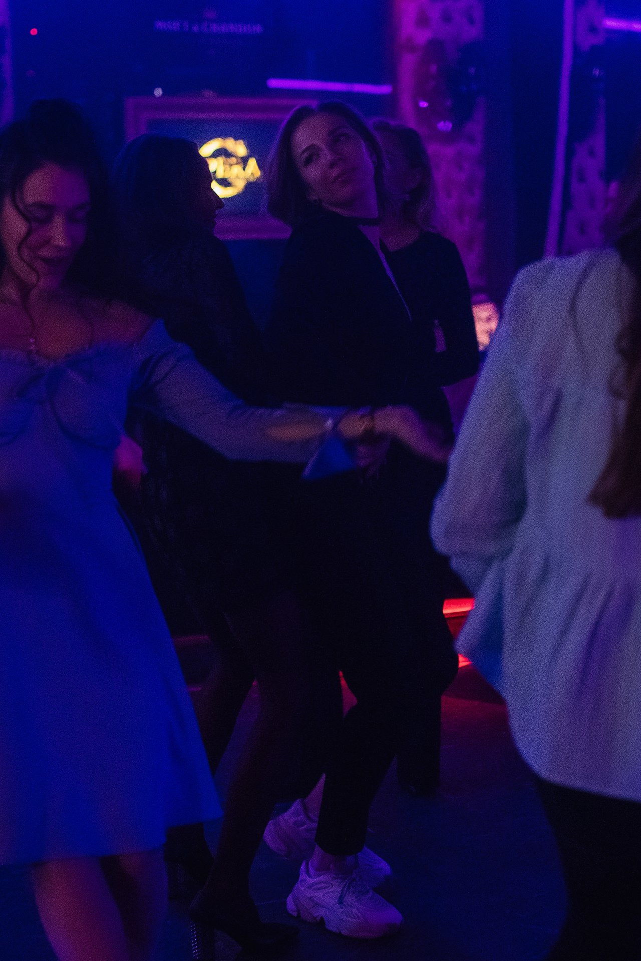 Субботний вечер в Opera Music Hall. One Media Life: фоторепортажи, фотоотчеты с мероприятий и заведений