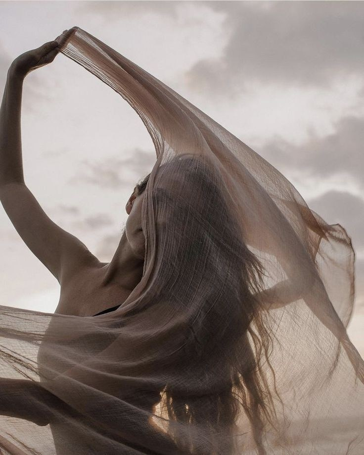 Идеи для фотосессии на море со шлейфом в Анапе