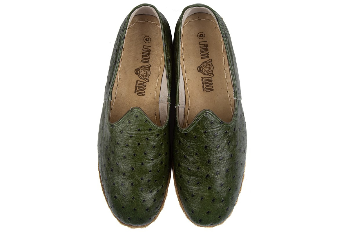 Зеленыне мужчкие мокасины на белом фоне