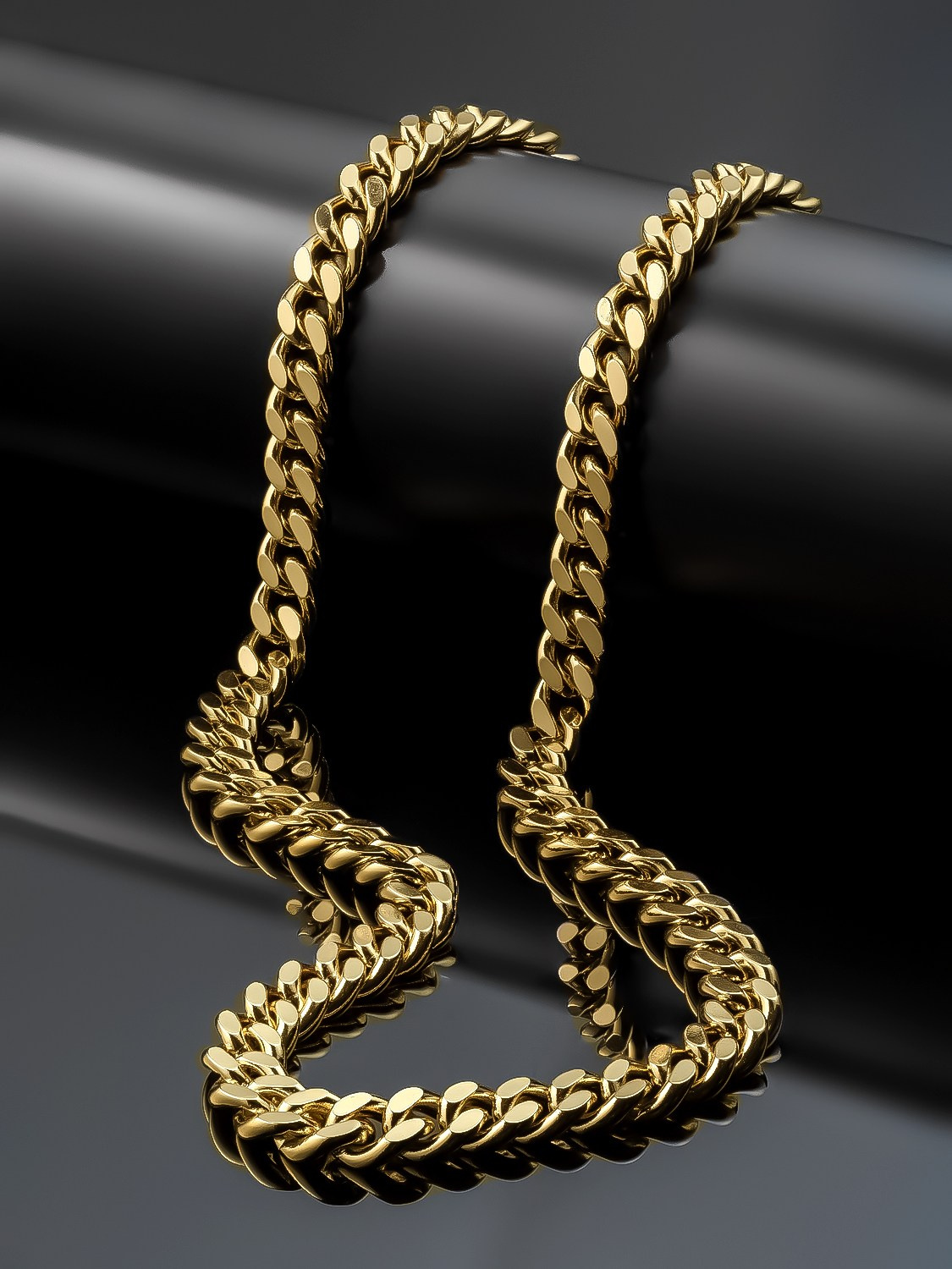 Фотосъемка золотой цепочки на черном фоне для маркетплейсов в Ростове