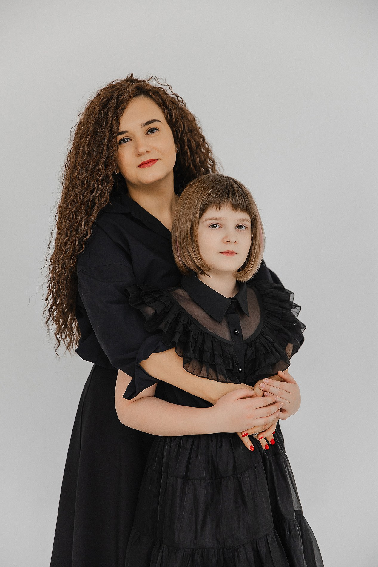 Семейная фотосессия на белом фоне. Фотограф Олеся Жомер