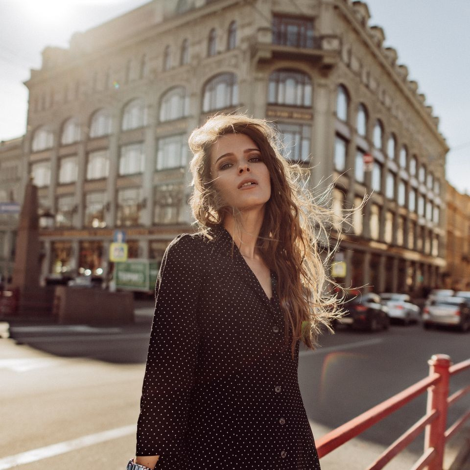 фото девушки в центре города где волосы развиваются на ветру и сама она страстная и сексуальная но в меру