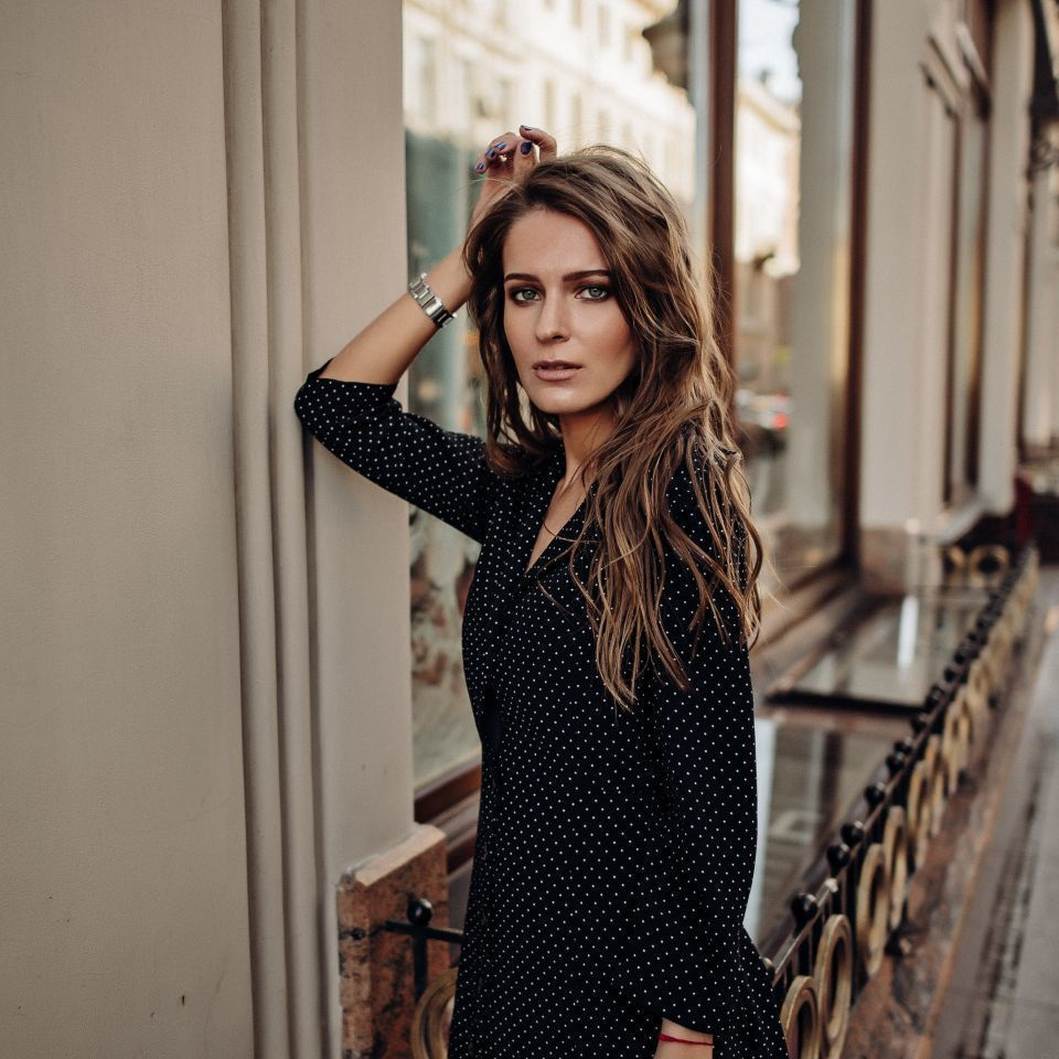 как бы случайный кадр где девушка в центре санкт-петербурга с набережной укладкой и естественным макияжем