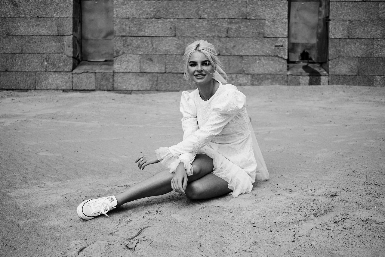 свадебный  образ с белыми кедами что бы поменять туфли 