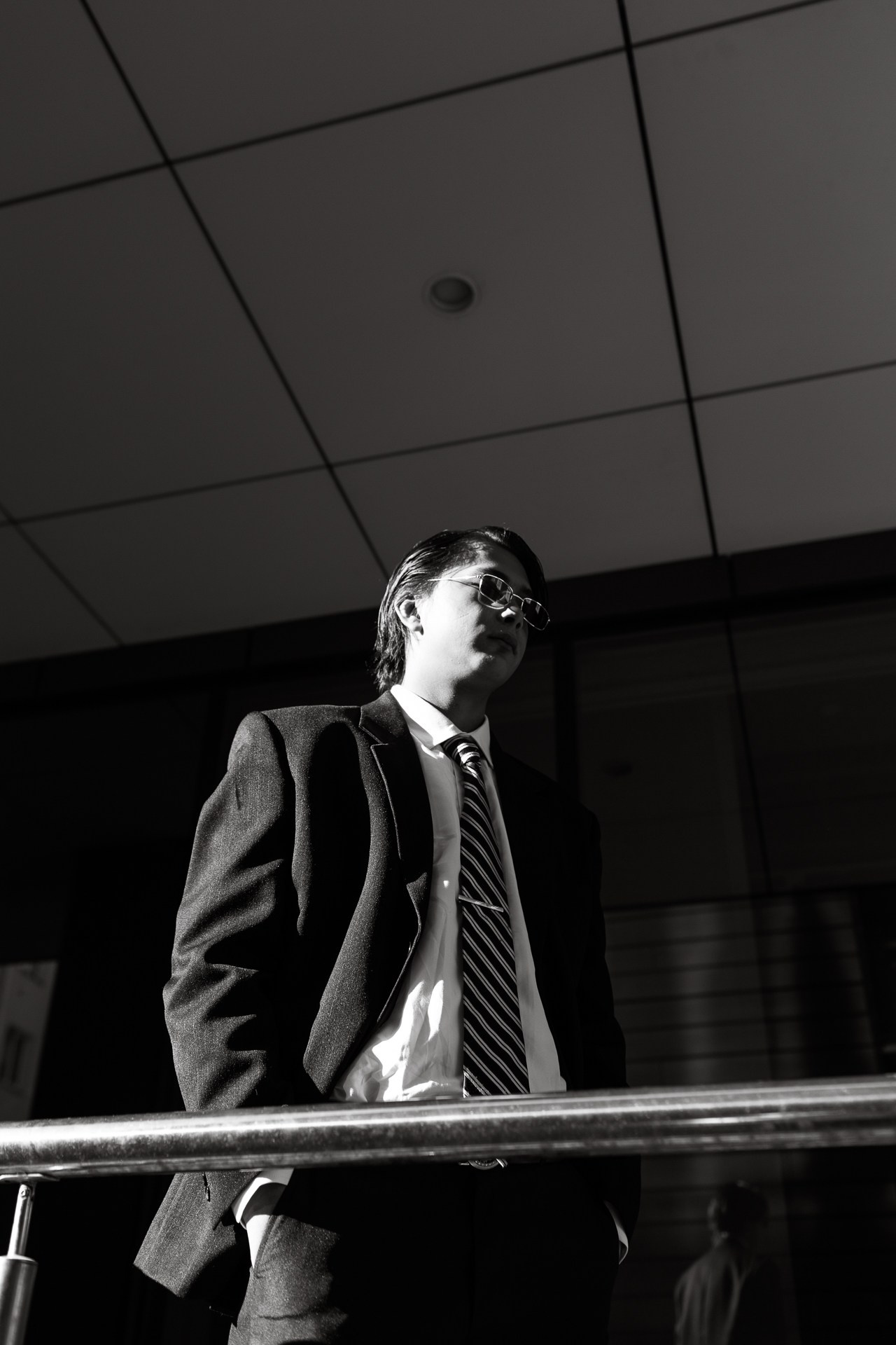 Черно-белое фото азиата.