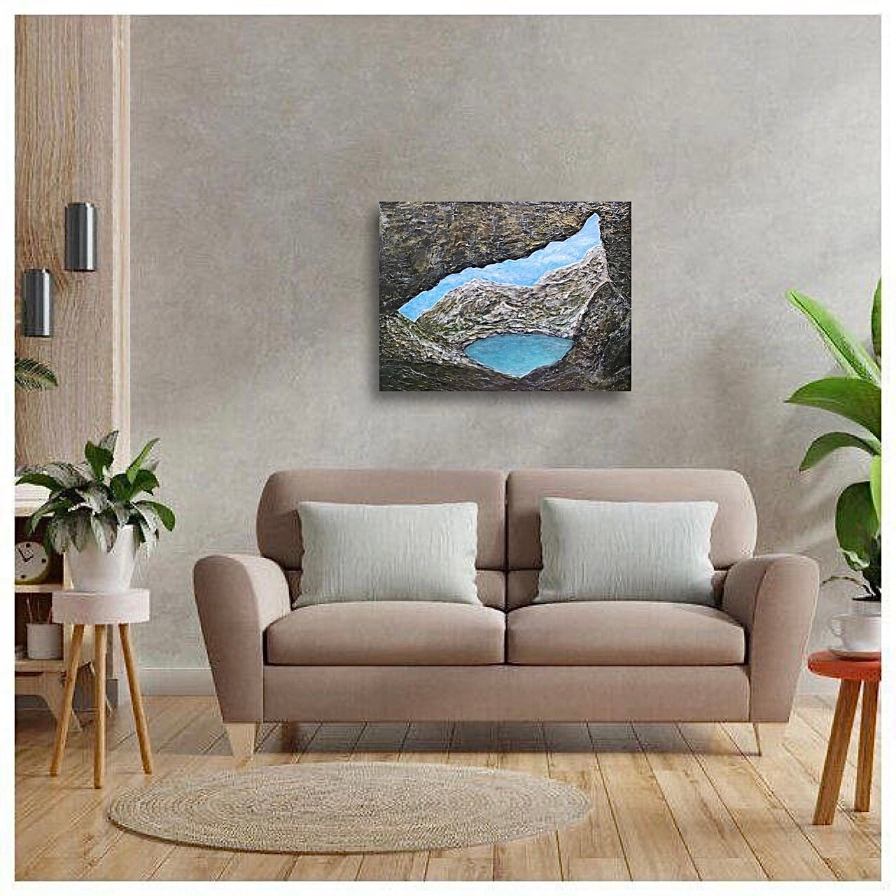 вид из пещеры на озеро в горах