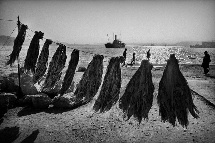 черно-белая уличная фотография Стамбула, снятая Ара Гюлером