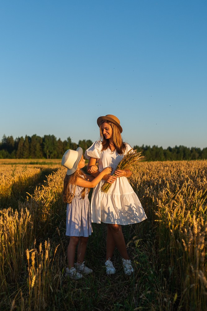 Поле, закат и наши улыбки. Фотограф Мария Ковкова