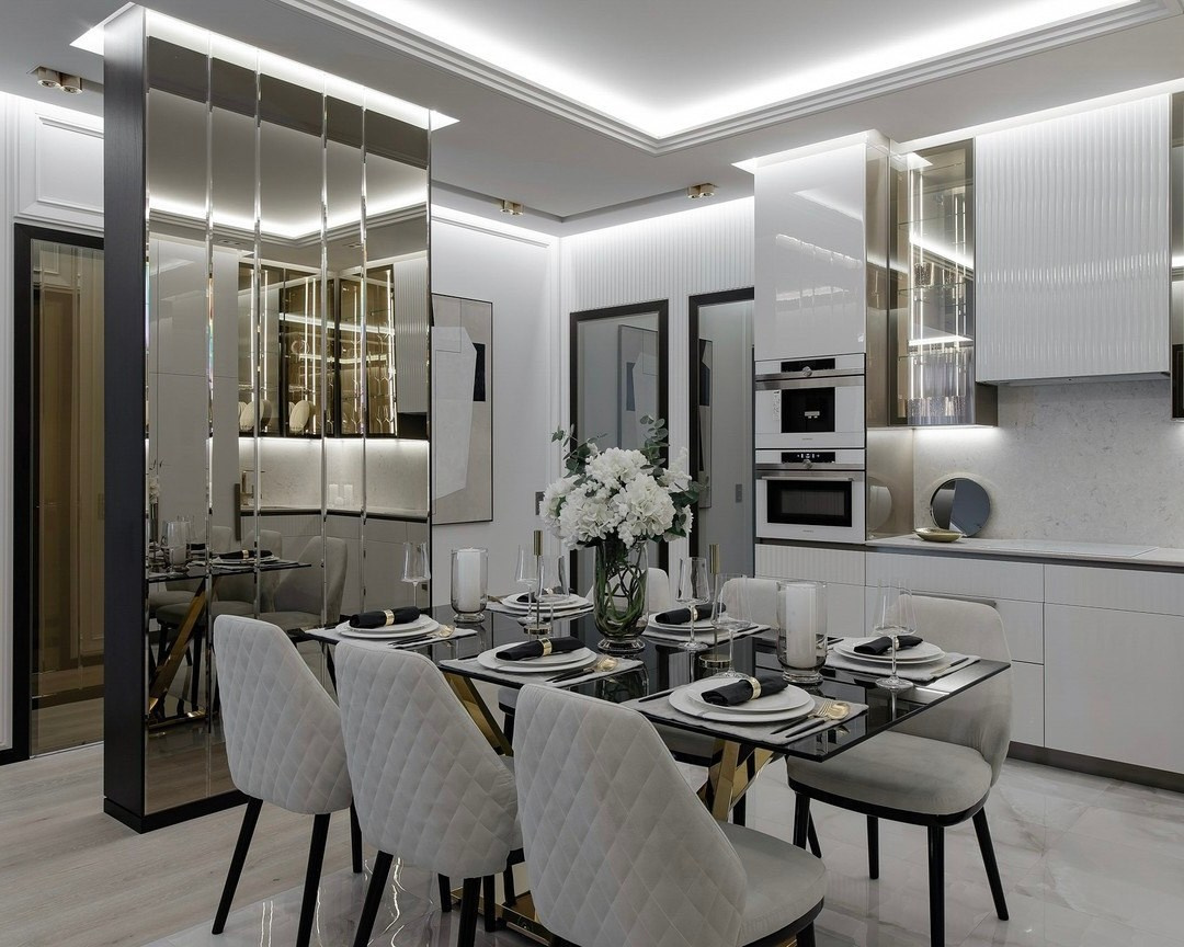 Кухня-столовая с зеркальными элементами и белыми фасадами — дизайн Валерии Котович