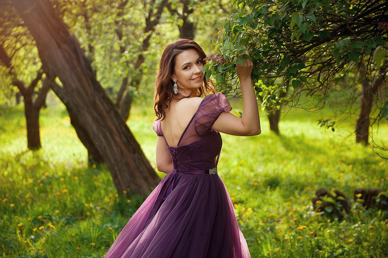 Анастасия в цветущем парке. Фотограф Кристина Гришина Рязань